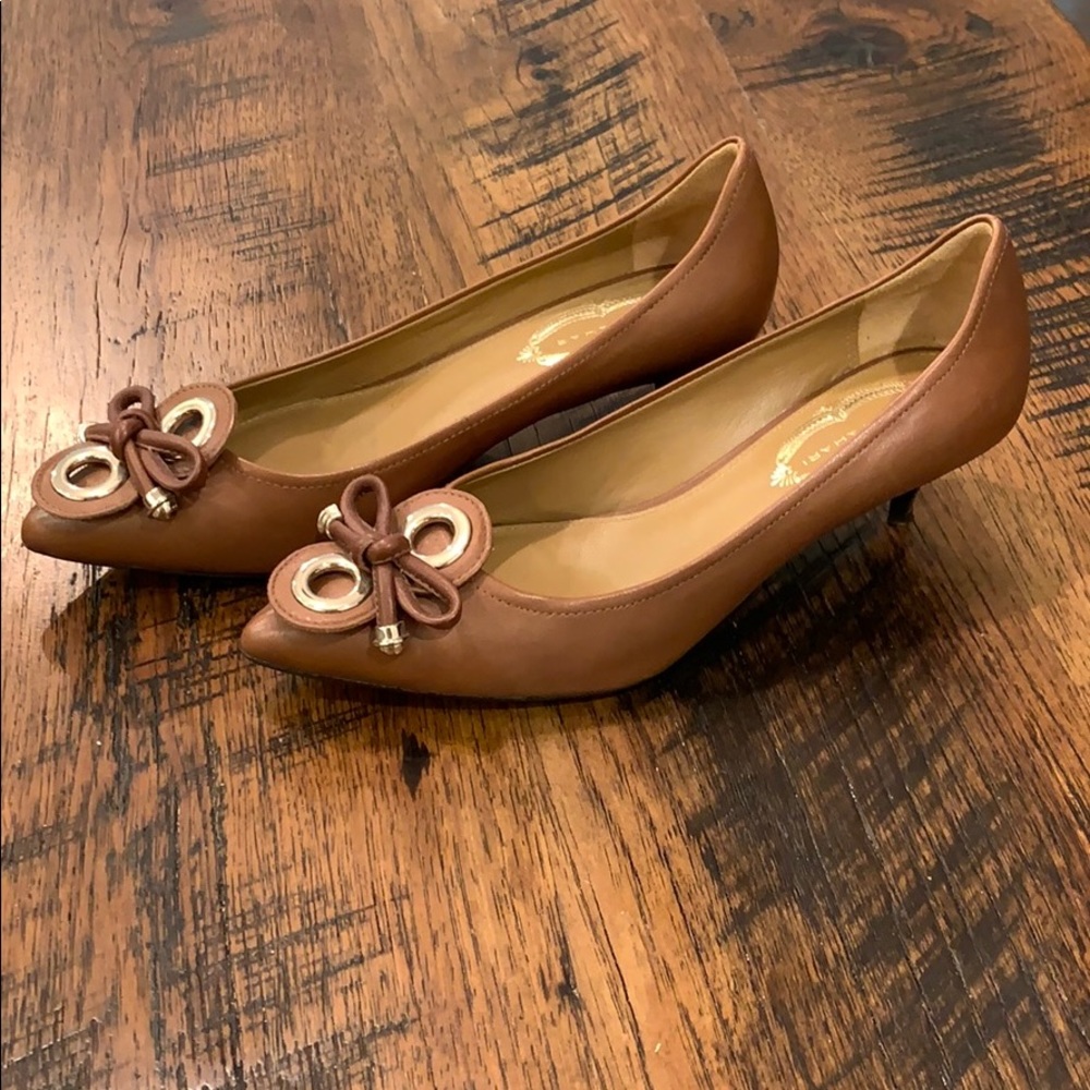 Kitten heel pumps